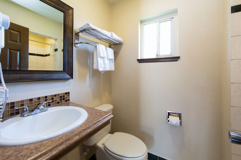 Bathroom 5, Signature Inn Merced Yosemite Parkway, Merced