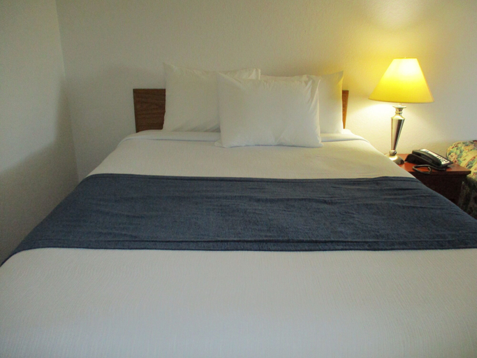 Bedroom 3, Travelodge by Wyndham Redwood Falls, Redwood