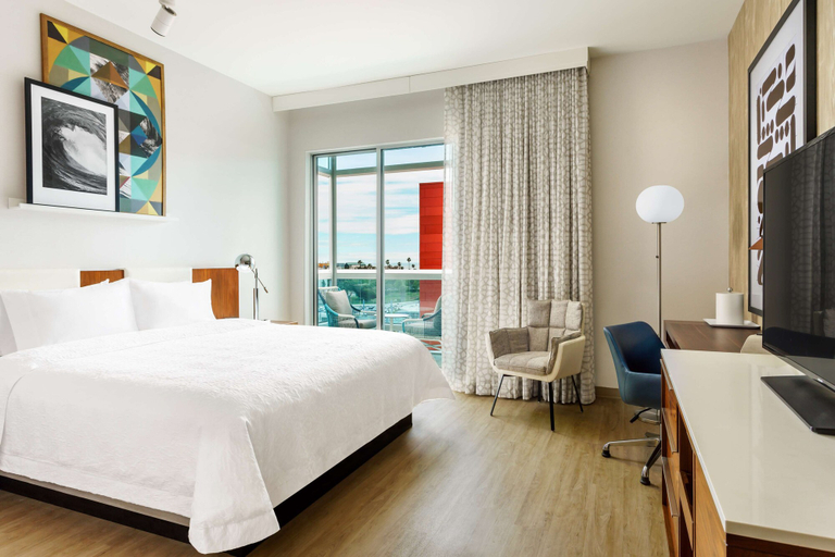 Bedroom 3, Hampton Inn & Suites Santa Monica, Los Angeles