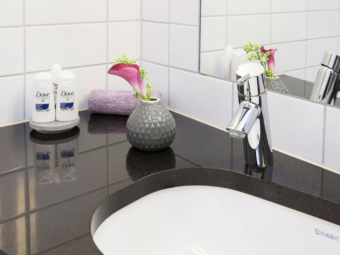 Bathroom 4, Park Inn by Radisson Brampton, On, Peel