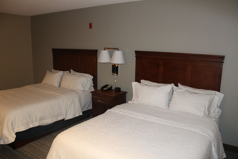 Bedroom 3, Hampton Inn Gloucester, Gloucester