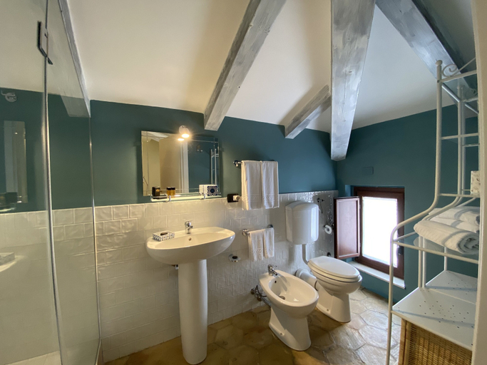 Bathroom 5, Relais 147, Messina