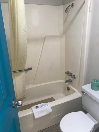 Bathroom 3, Lakeside inn, McIntosh