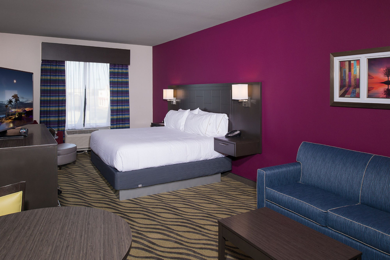 Bedroom 5, Holiday Inn Express HUTCHINSON by IHG, Reno