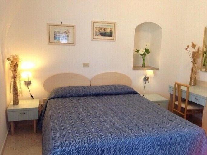 Bedroom 4, Hotel Isolabella , Latina