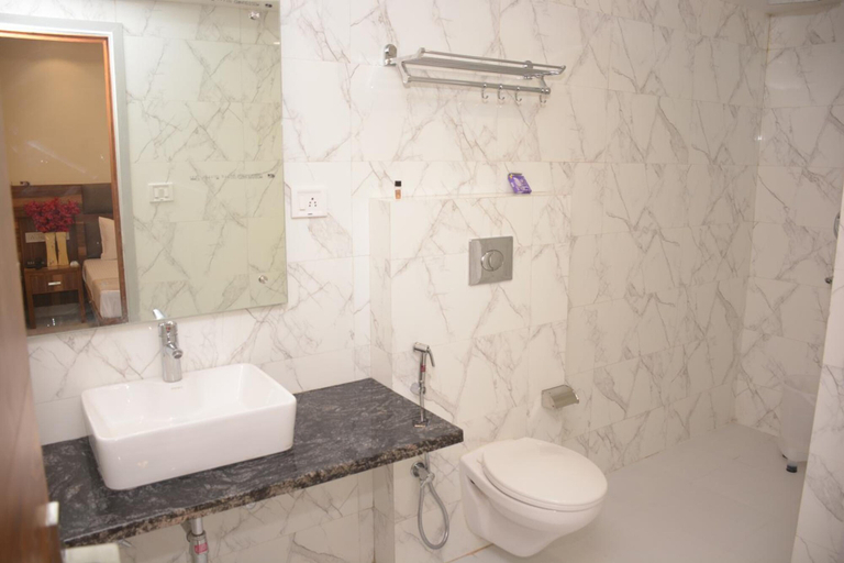 Bathroom 5, Hotel Golden Oasis Delhi, Delhi