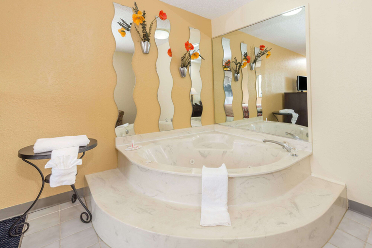 Bathroom 3, Super 8 by Wyndham Franklin/Middletown Area, Warren