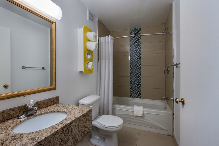 Bathroom 5, Motel 6 Sudbury, ON, Greater Sudbury