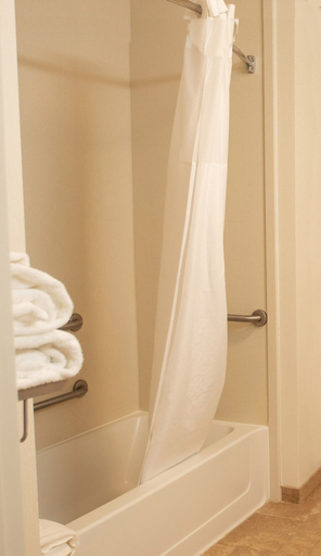 Bathroom 4, Hampton Inn Gloucester, Gloucester