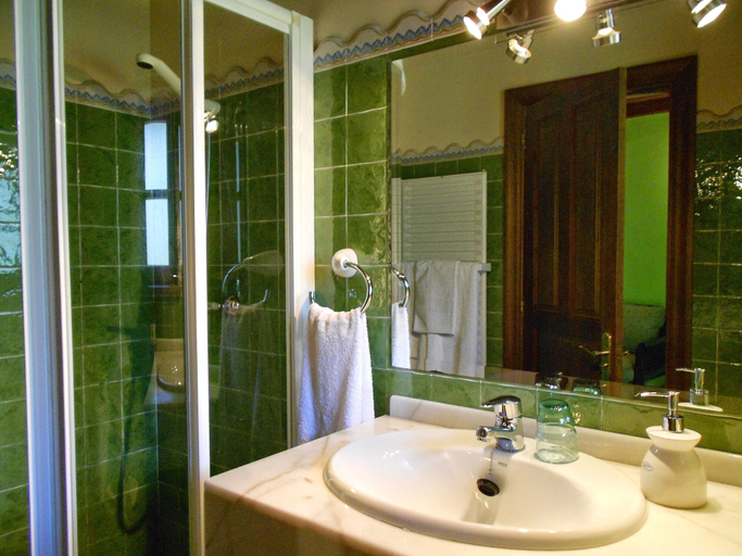 Bathroom 3, El Interior De Gaia, Asturias