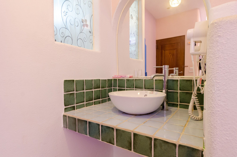 Bathroom 3, Yellow Submarine, Pingtung