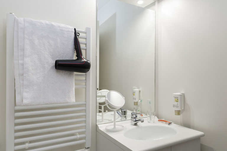 Bathroom 5, Aparthotel Adagio Access Paris Clamart, Hauts-de-Seine