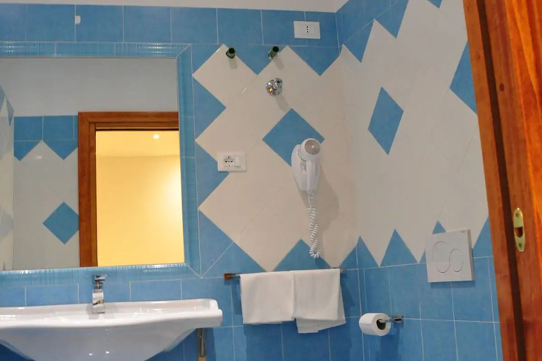 Bathroom 4, Hotel Bel Tramonto, Napoli