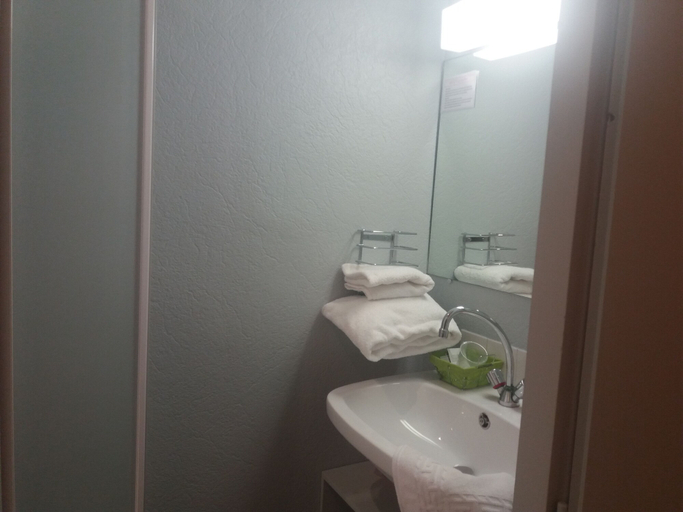 Bathroom 4, Hôtel Le Centre, Vendée