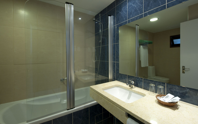 Bathroom 4, Rocamar Lido Resort, Santa Cruz