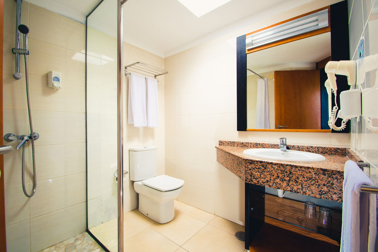 Bathroom 4, HL Miraflor Suites, Las Palmas