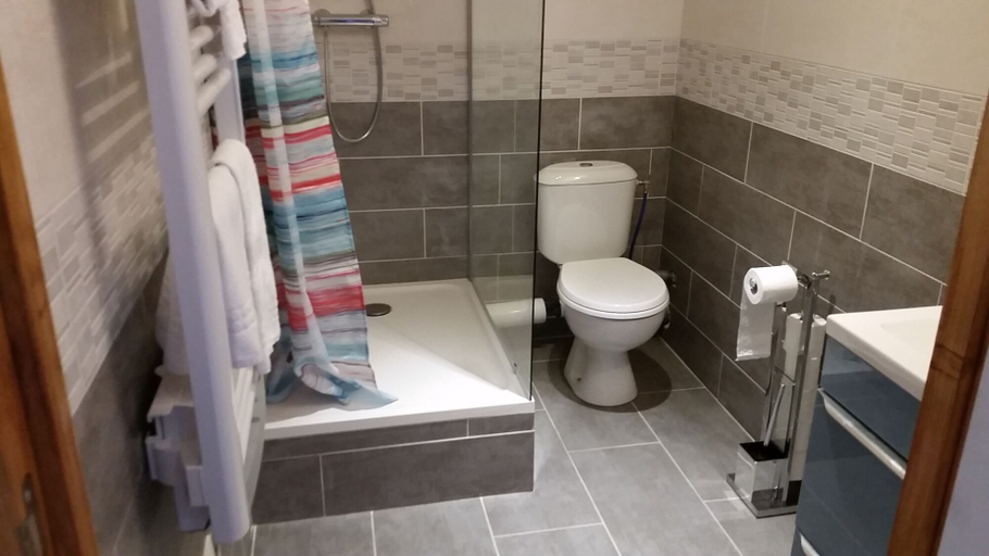 Bathroom 2, Hotel Les Pasteliers, Tarn