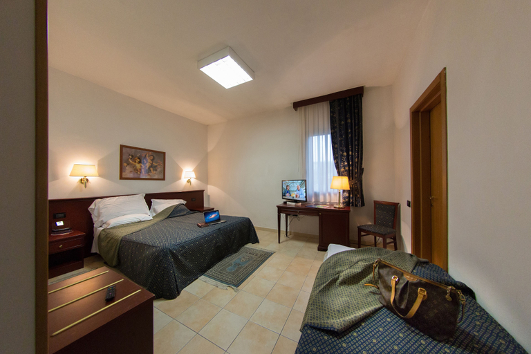 Bedroom 2, Albergo Leonardo, Brescia