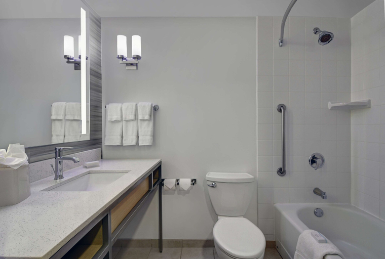 Bathroom 5, Hilton Garden Inn Hamilton, Mercer