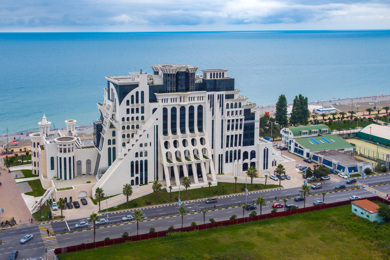 Exterior & Views
