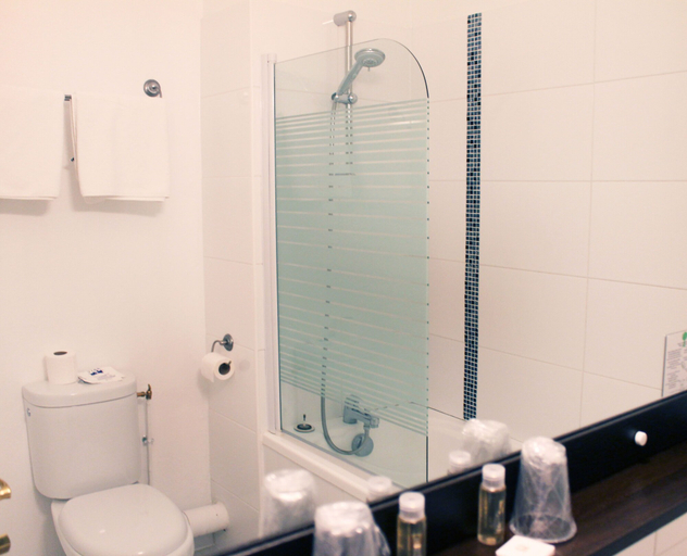 Bathroom 4, The Originals City, Hôtel Paris Sud, Orly-Draveil, Essonne