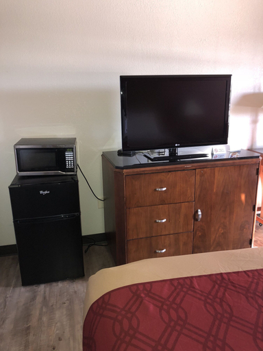 Others 5, Econo Lodge, McMinn