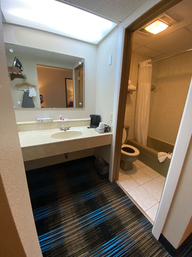 Bathroom 5, Days Inn & Suites by Wyndham St. Ignace Lakefront, Mackinac