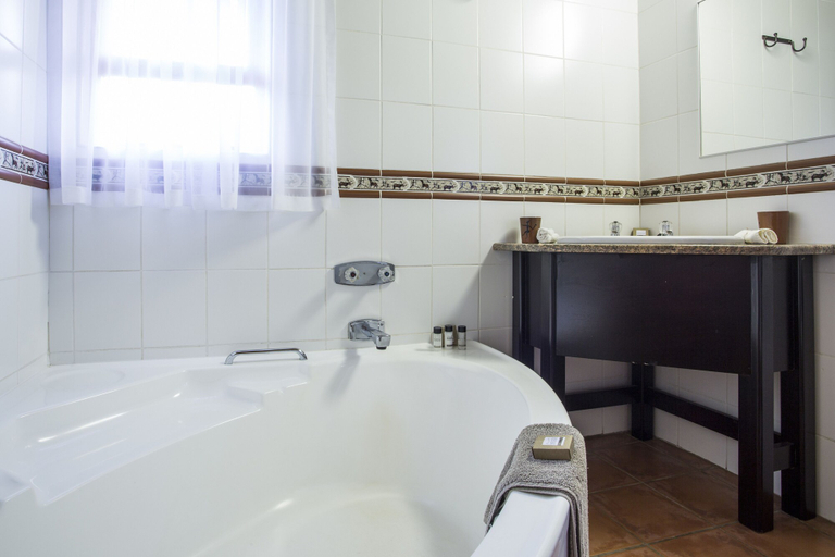 Bathroom 5, Montusi Mountain Lodge, Uthukela