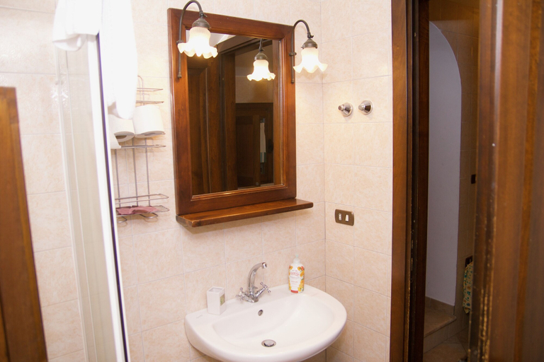 Bathroom 5, Le Cese, Foggia
