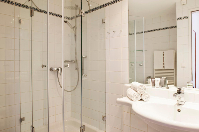 Bathroom 4, Hapimag Resort Budapest, Budapesti