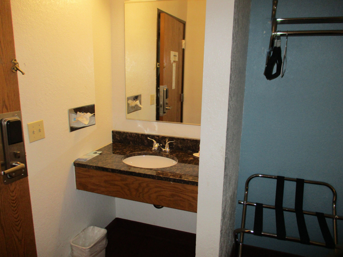 Bathroom 4, Travelodge by Wyndham Redwood Falls, Redwood