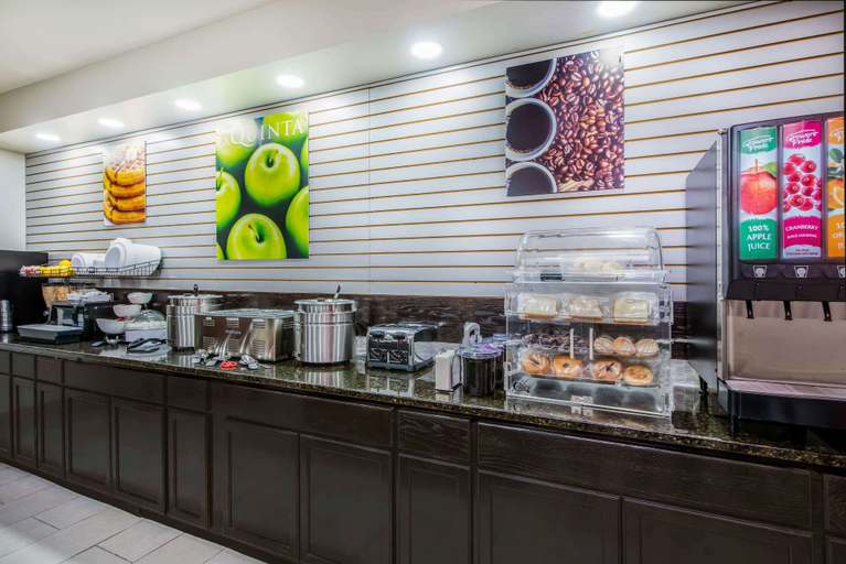 Food & Drinks 5, La Quinta Inn & Suites by Wyndham Fairborn Wright-Patterson, Greene