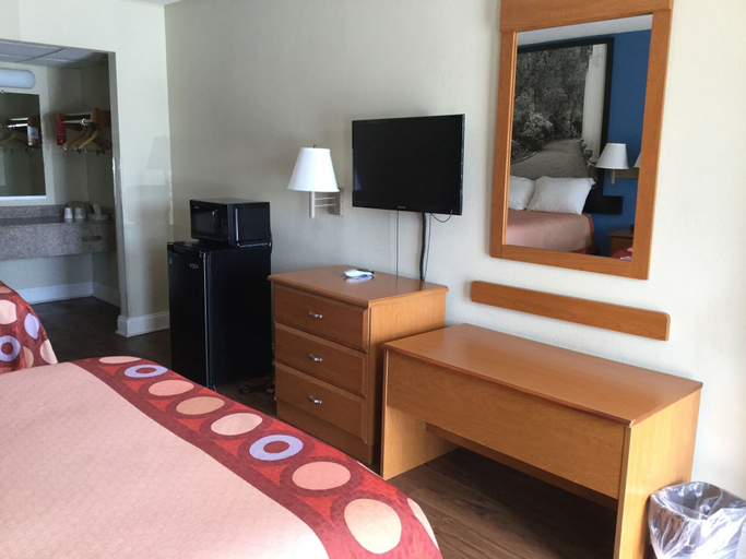 Bedroom 3, Super 8 by Wyndham Walterboro, Colleton