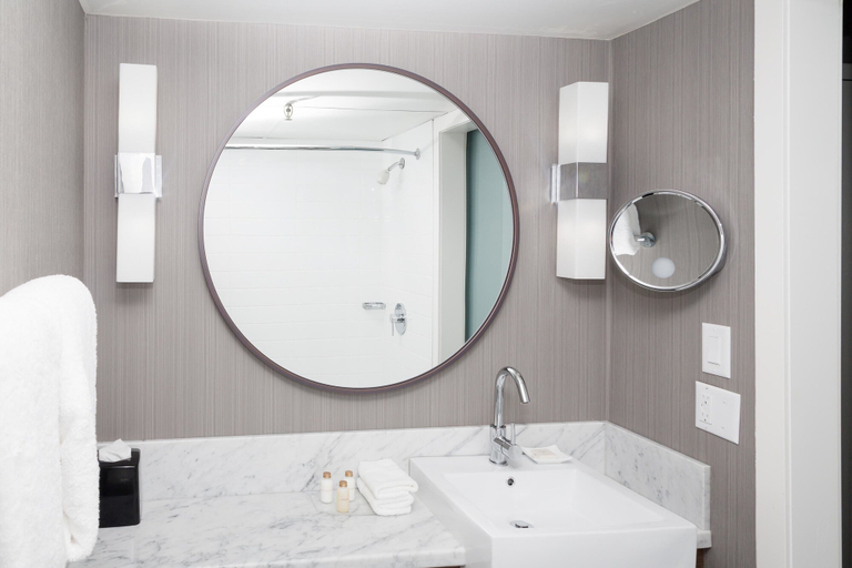 Bathroom 4, Sandman Signature Lethbridge Lodge, Division No. 2