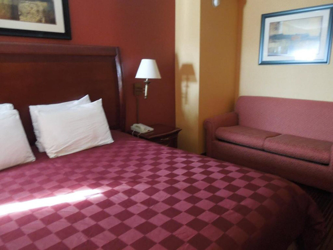 Bedroom 3, Ramada by Wyndham East Orange, Essex