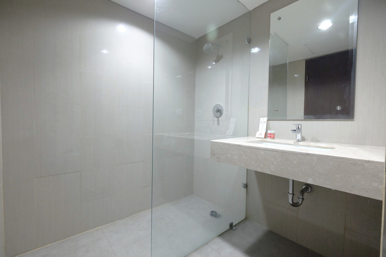 Bathroom 5, Furnished Studio Apartment at H Residence By Travelio, East Jakarta