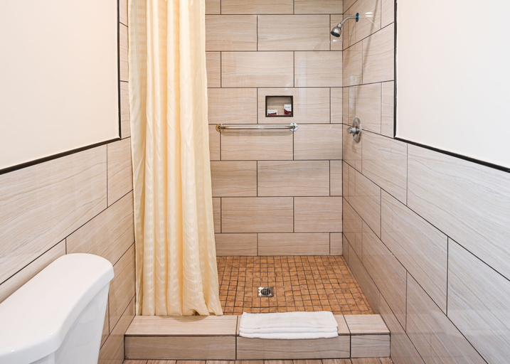 Bathroom 3, Sea Rock Inn - Long Beach, Los Angeles
