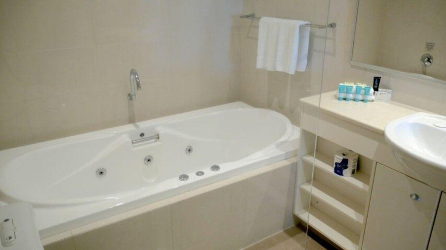 Bathroom 4, Bunbury Hotel Koombana Bay, Bunbury