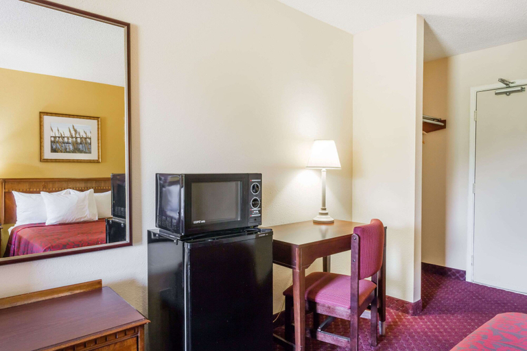Bedroom 3, Days Inn by Wyndham Tappahannock, Essex