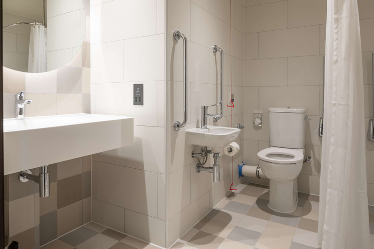 Bathroom 4, Hampton by Hilton Ashford International, Kent