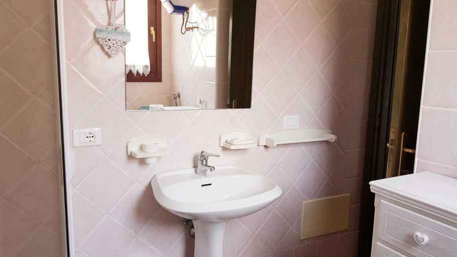 Bathroom 2, Apartment Budoni Centro II, Nuoro