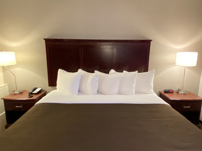 Bedroom 4, Clarion Inn & Suites Grand Rapids Airport, Kent