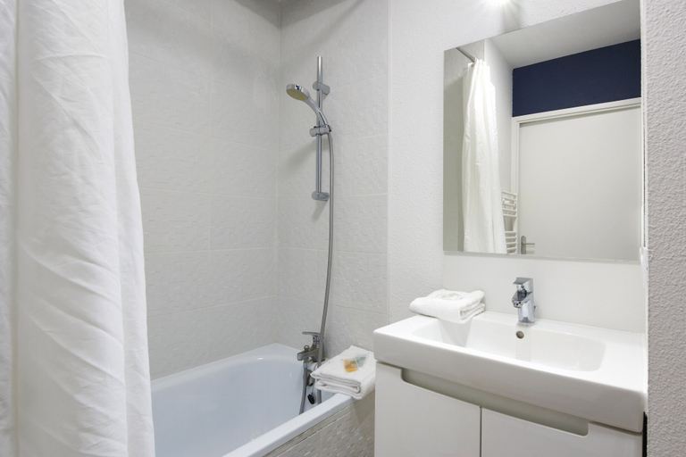Bathroom 4, Ténéo Apparthotel Talence - Centre, Gironde