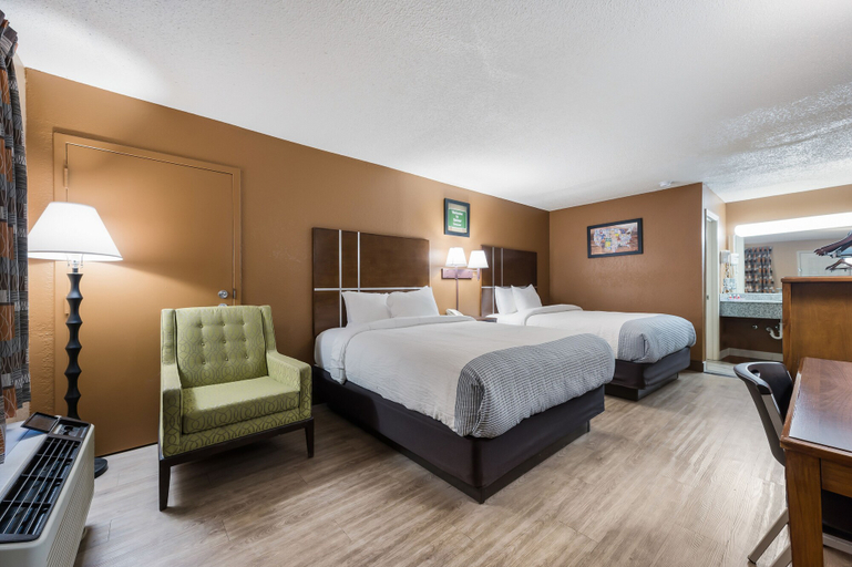 Bedroom 4, Econo Lodge Selmer, McNairy