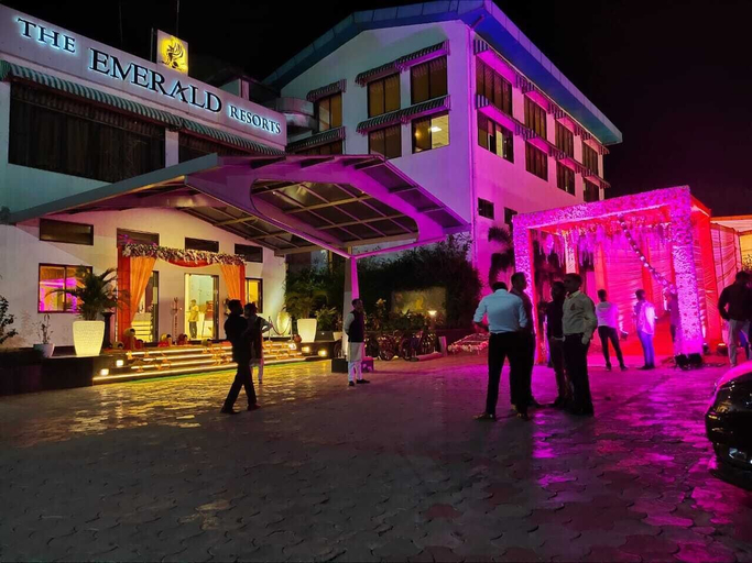 Exterior & Views