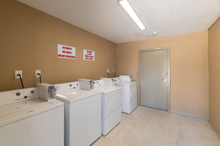 Bathroom 3, Budget Inn & Suites, East Baton Rouge