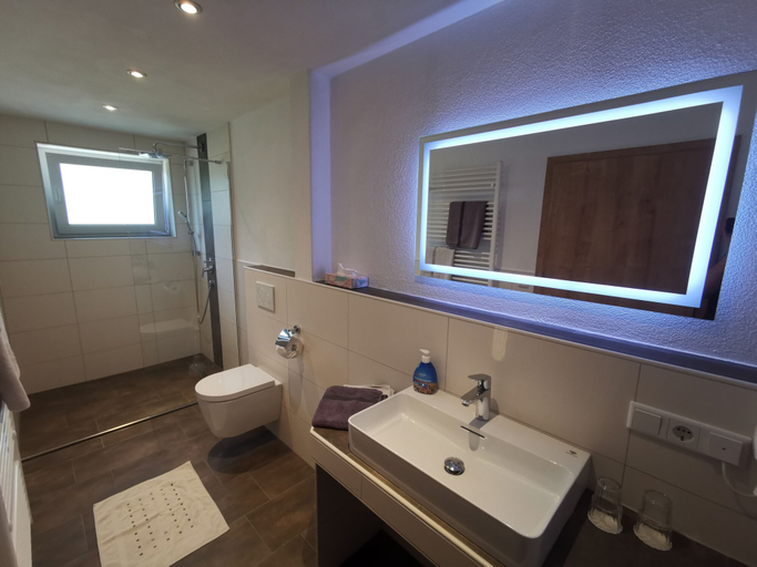 Bathroom 5, Hotel Landgasthof Grüner Baum, Odenwaldkreis