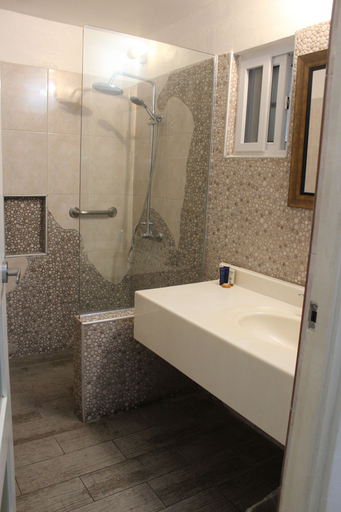 Bathroom 5, Altamont Court Hotel