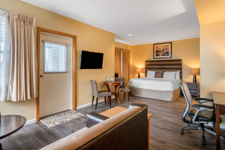 Bedroom 3, Inn at Port Gardner-Everett Waterfront, an Ascend Collection Hotel, Snohomish