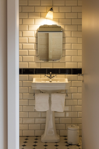 Bathroom 4, Hotel De Londres, Brig